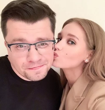 Фото: Ведущий шоу Comment Out заявил, что развод Харламова и Асмус является розыгрышем 1