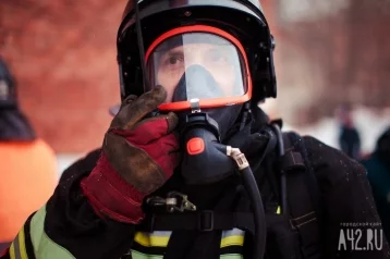 Фото: Кемеровские пожарные спасли мужчину из горящей девятиэтажки 1
