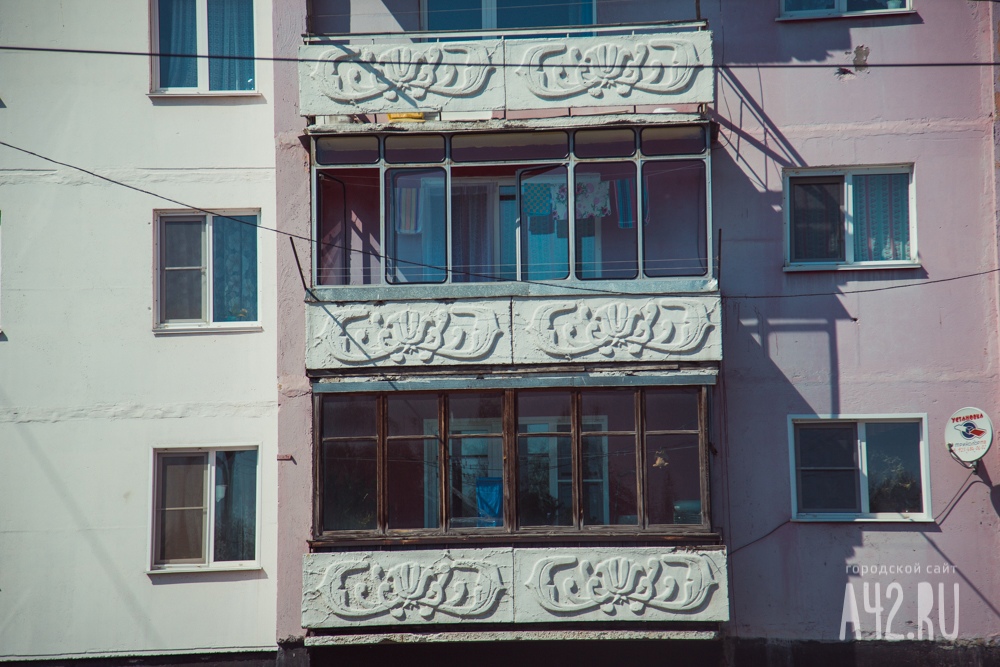 Соцсети: в Кузбассе горожанин упал с балкона многоэтажного дома