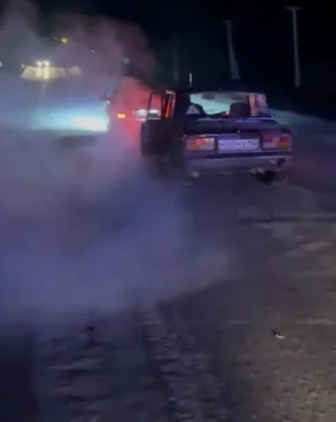 В Кузбассе инспекторы ДПС помогли водителю, у которого закончился бензин