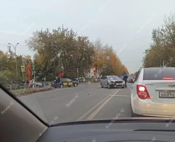 Фото: В Кемерове автомобиль такси попал в ДТП 1