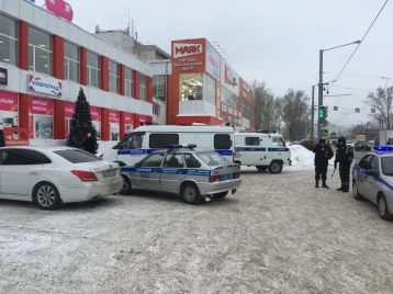 Фото: В Кузбассе эвакуировали персонал и посетителей крупного ТЦ 1