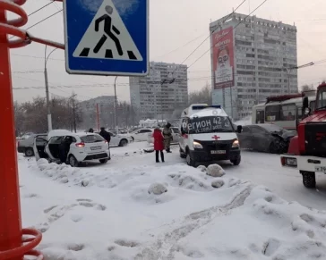 Фото: В Кемерове на перекрёстке столкнулись две легковушки 3