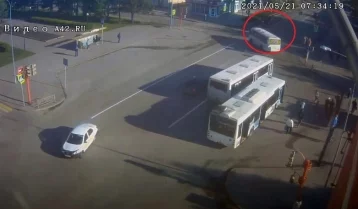 Фото: В Кузбассе момент ДТП с автобусом возле вокзала попал на видео 1
