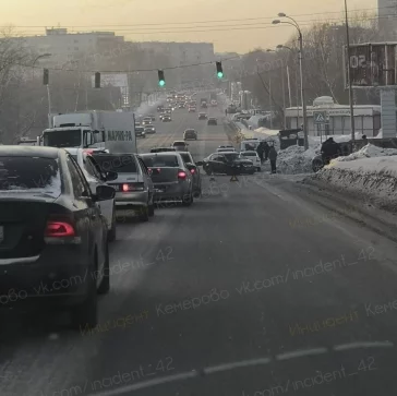 Фото: На улице Сибиряков-Гвардейцев в Кемерове собралась пробка из-за ДТП с фурой 2