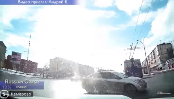 Фото: Момент ДТП на перекрёстке в Кемерове попал на видео 1