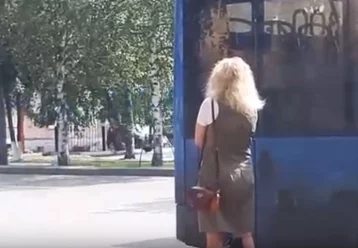 Фото: В Кузбассе пассажиры не пустили в автобус женщину без маски 1
