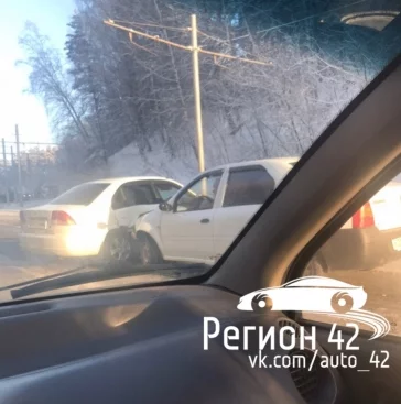 Фото: В Кемерове на Логовом шоссе из-за аварии встало движение 2