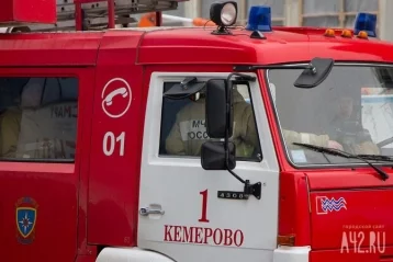 Фото: На Притомском проспекте в Кемерове произошёл пожар в строительном вагончике  1