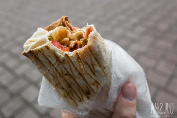 «Появились тараканы»: кемеровчане пожаловались на известную шаурмичную