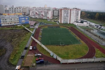 Фото: В мэрии Кемерова прокомментировали странное фото стадиона у школы №36 1