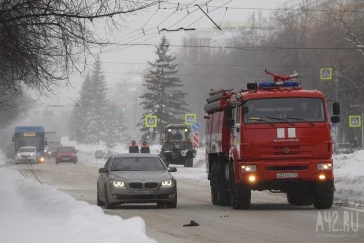 Фото: К музею в центре Кемерова подъехали пожарные машины 2