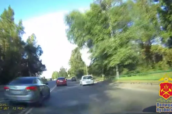 В Новокузнецке водитель пожаловался на нарушителя ПДД, виновника оштрафовали