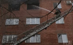 В Междуреченске загорелась многоэтажка: пожар попал на видео