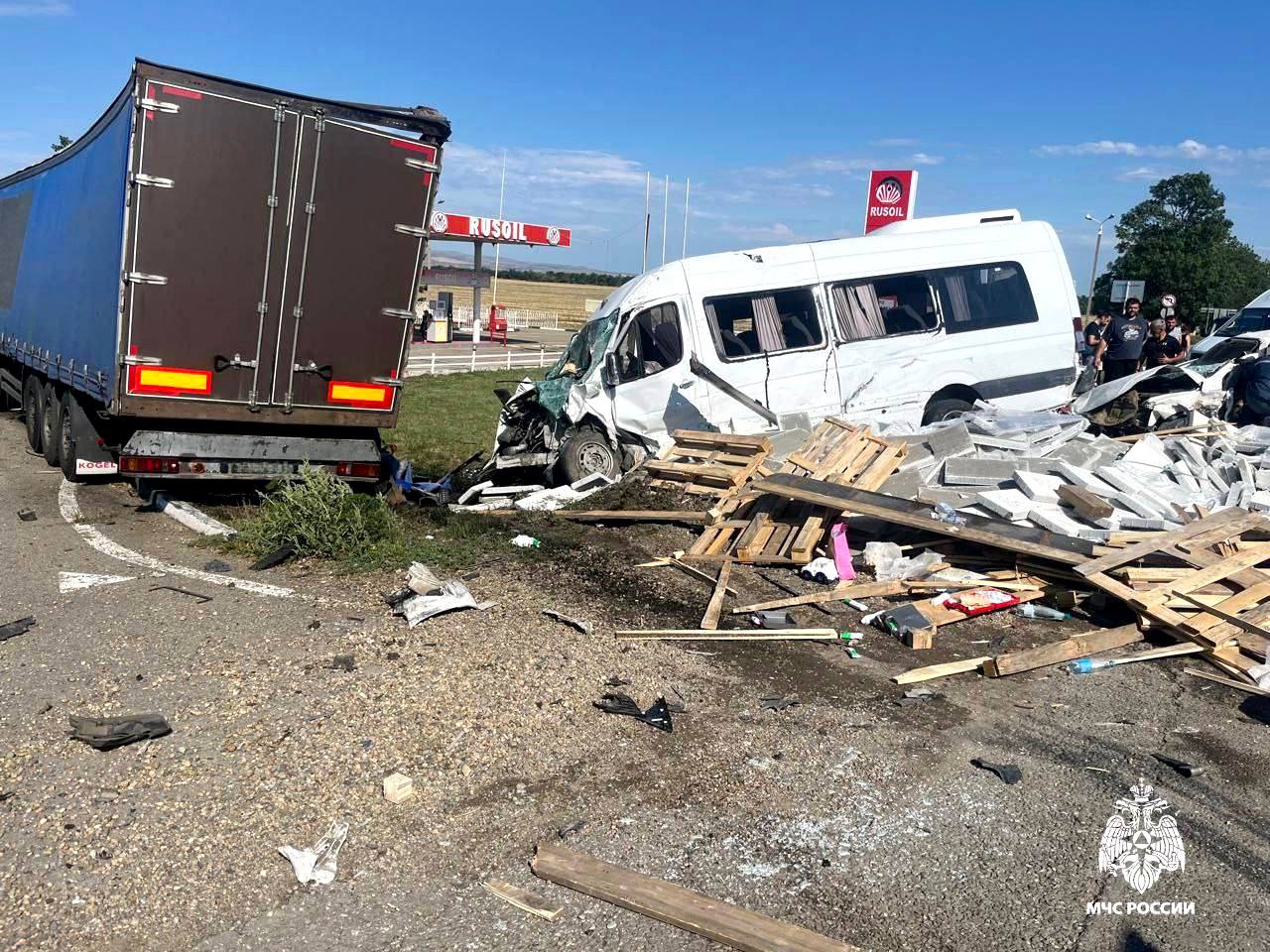 В Краснодарском крае в ДТП с грузовиком и микроавтобусом два человека погибли, 11 пострадали