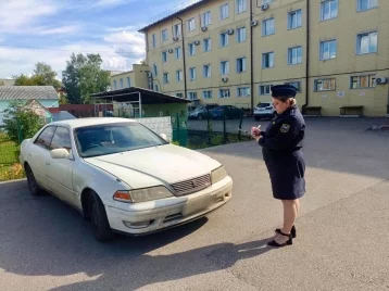 Фото: В Кузбассе у водителя арестовали машину, на которой он приехал к судебным приставам 1