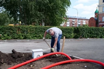 Фото: В Кемерове в сквере у ДК Кировского района уложили тротуарную плитку 3