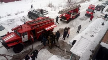 Фото: В Кузбассе 19 человек тушили пожар в многоэтажке, спасены три жильца 1