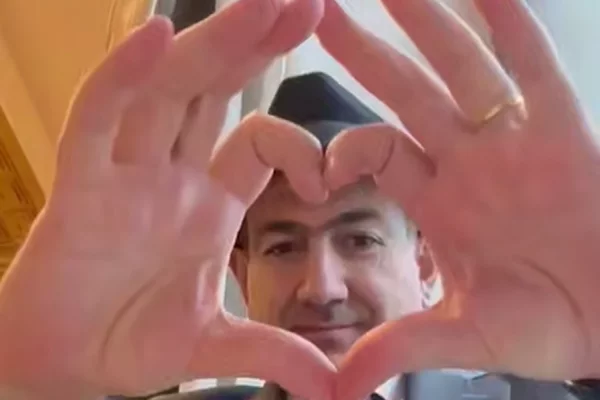 Премьер-министр Армении Пашинян выложил селфи из Москвы под песню «Белые розы»