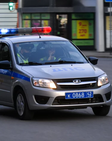 В Новокузнецке двое мужчин проехали на крыше автомобиля
