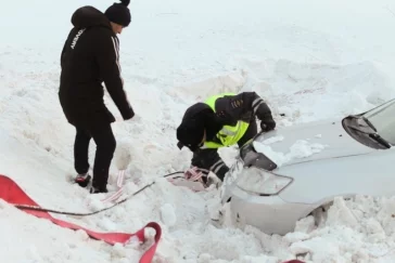 Фото: Новосибирцы застряли в снегу на трассе в Кузбассе 1