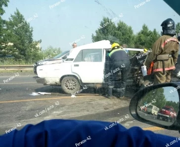 Фото: Страшное ДТП в Кемерове: ВАЗ столкнулся с грузовиком 2