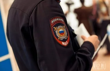 Фото: «Извините, мужики. Я в розыске»: кузбассовец напал на полицейского в отделе, чтобы сдаться 1