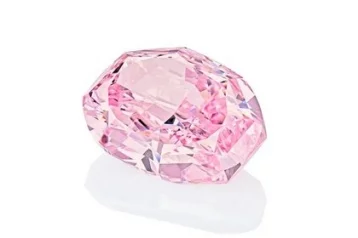 Фото: Уникальный розовый российский бриллиант  оценён в 65 миллионов долларов 1