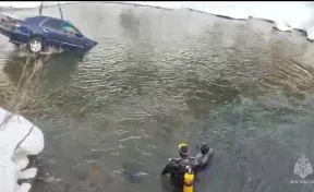На Сахалине из реки достали автомобиль с телом внутри