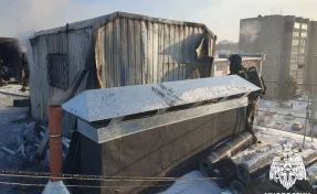 В Кемерове строительный вагончик на крыше жилого дома привёл к пожару