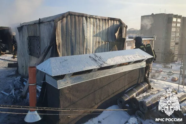 В Кемерове строительный вагончик на крыше жилого дома привёл к пожару