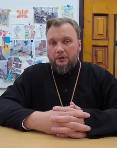 В Красноярском крае священник задержал мужчину, повредившего 6 машин урной