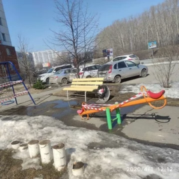 Фото: В Новокузнецке детские площадки огородили сигнальными лентами 6