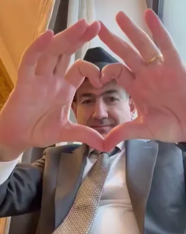 Премьер-министр Армении Пашинян выложил селфи из Москвы под песню «Белые розы»