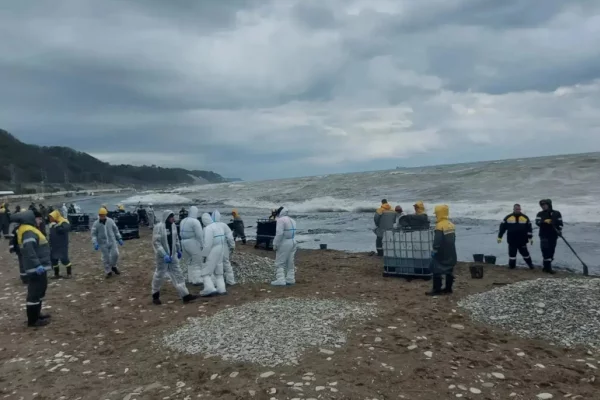 В Туапсе нефтепродукты из реки попали в акваторию Чёрного моря и на берег