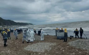 В Туапсе нефтепродукты из реки попали в акваторию Чёрного моря и на берег