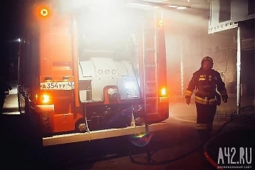 Фото: 12 человек тушили пожар в многоквартирном доме в Кузбассе 1