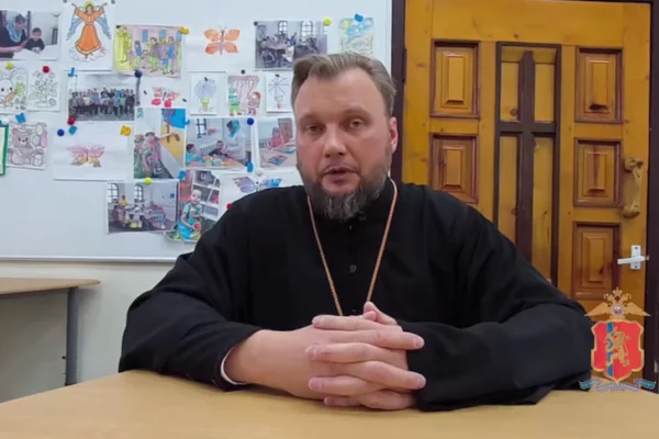 В Красноярском крае священник задержал мужчину, повредившего 6 машин урной