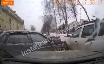 Фото: В Кузбассе момент тройного ДТП попал на видео 1