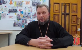 В Красноярском крае священник задержал мужчину, повредившего 6 машин урной