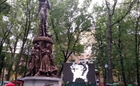 В Харькове установлен памятник Людмиле Гурченко