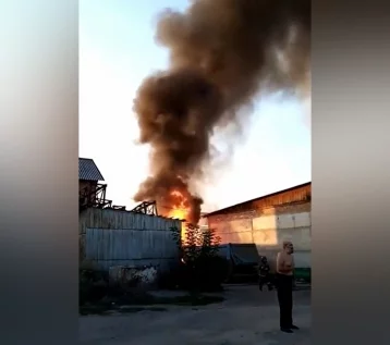 Фото: В Кузбассе пожар в большегрузе попал на видео 1