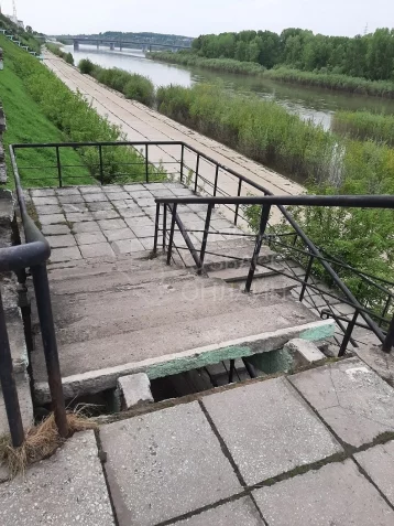 Фото: Кемеровчанин пожаловался на разваливающуюся лестницу на набережной 1