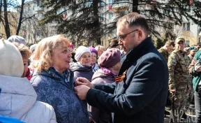 Губернатор Кузбасса раздал георгиевские ленточки в центре Кемерова