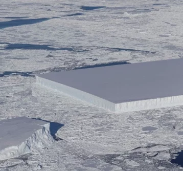 Фото: NASA опубликовало снимок идеально прямоугольного айсберга 1