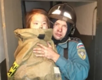 Фото: Кузбасские пожарные ночью спасли из огня трёх детей 1