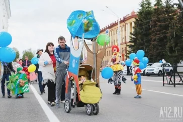 Фото: Акула и экомобиль: в Кемерове состоялся парад колясок 5