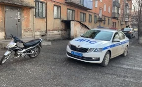 В Кузбассе оштрафовали мотоциклиста без прав и защитного шлема
