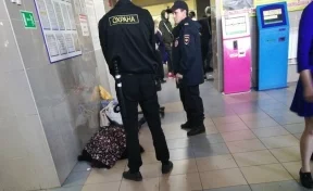 Очевидцы сообщили о смерти женщины на кемеровском автовокзале