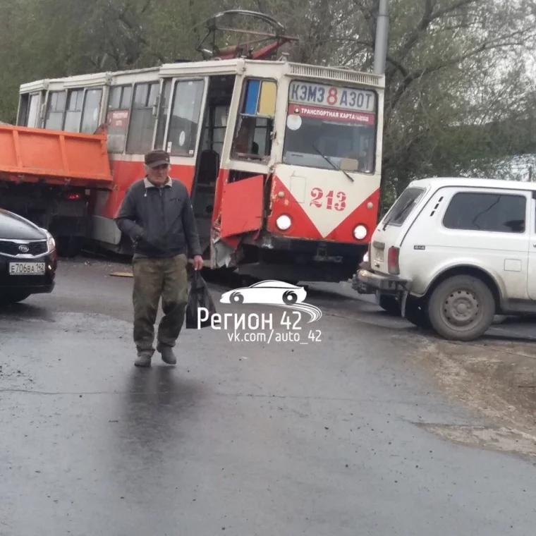 Фото: В Кемерове столкнулись трамвай и КамАЗ 2
